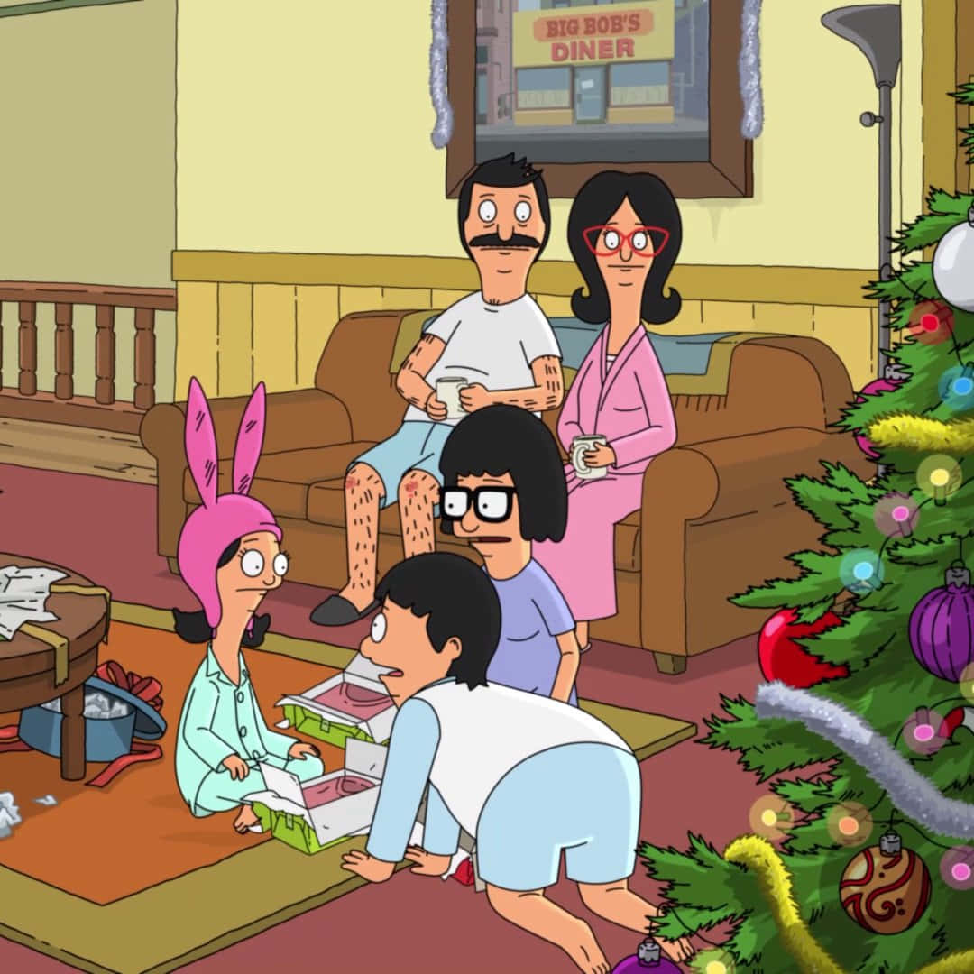 熱門動畫《Bob's Burgers》精彩一瞥 壁紙 — Bob 的家人聚集在客廳過聖誕節，在裝飾好的聖誕樹旁打開禮物。