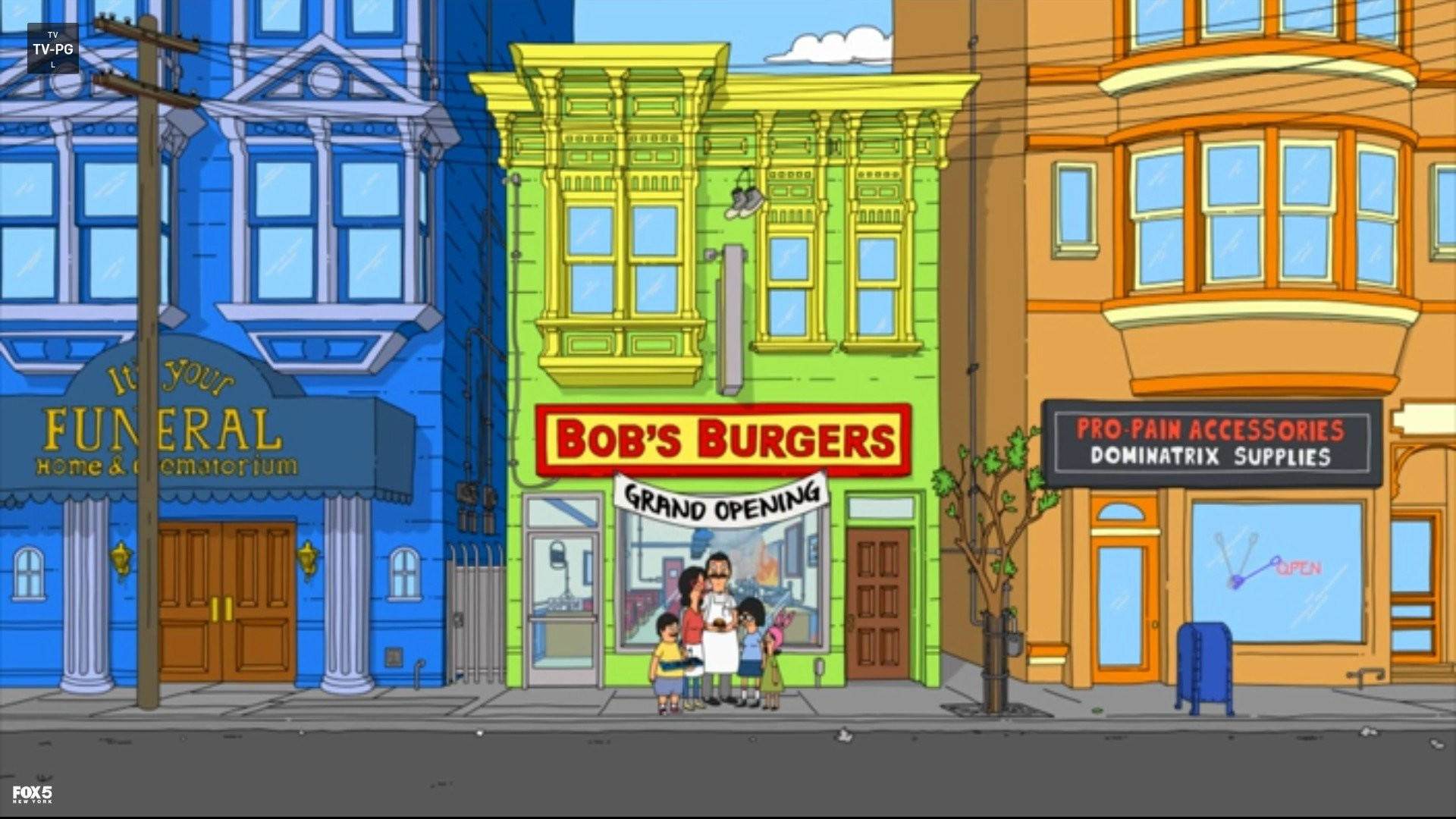 卡通家庭在Bob's Burgers餐廳外面，旁邊有古怪的鄰近商店。