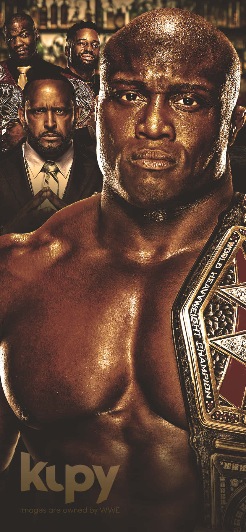 力量的完美展現 — Bobby Lashley 壁紙 — 一位肌肉發達的WWE摔角手，手持冠軍腰帶，背景有其他摔角手，眼神專注。