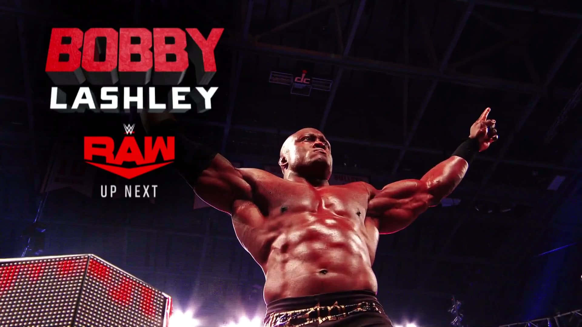 摔角手Bobby Lashley在WWE Raw直播期間於擂台上高舉雙臂。
