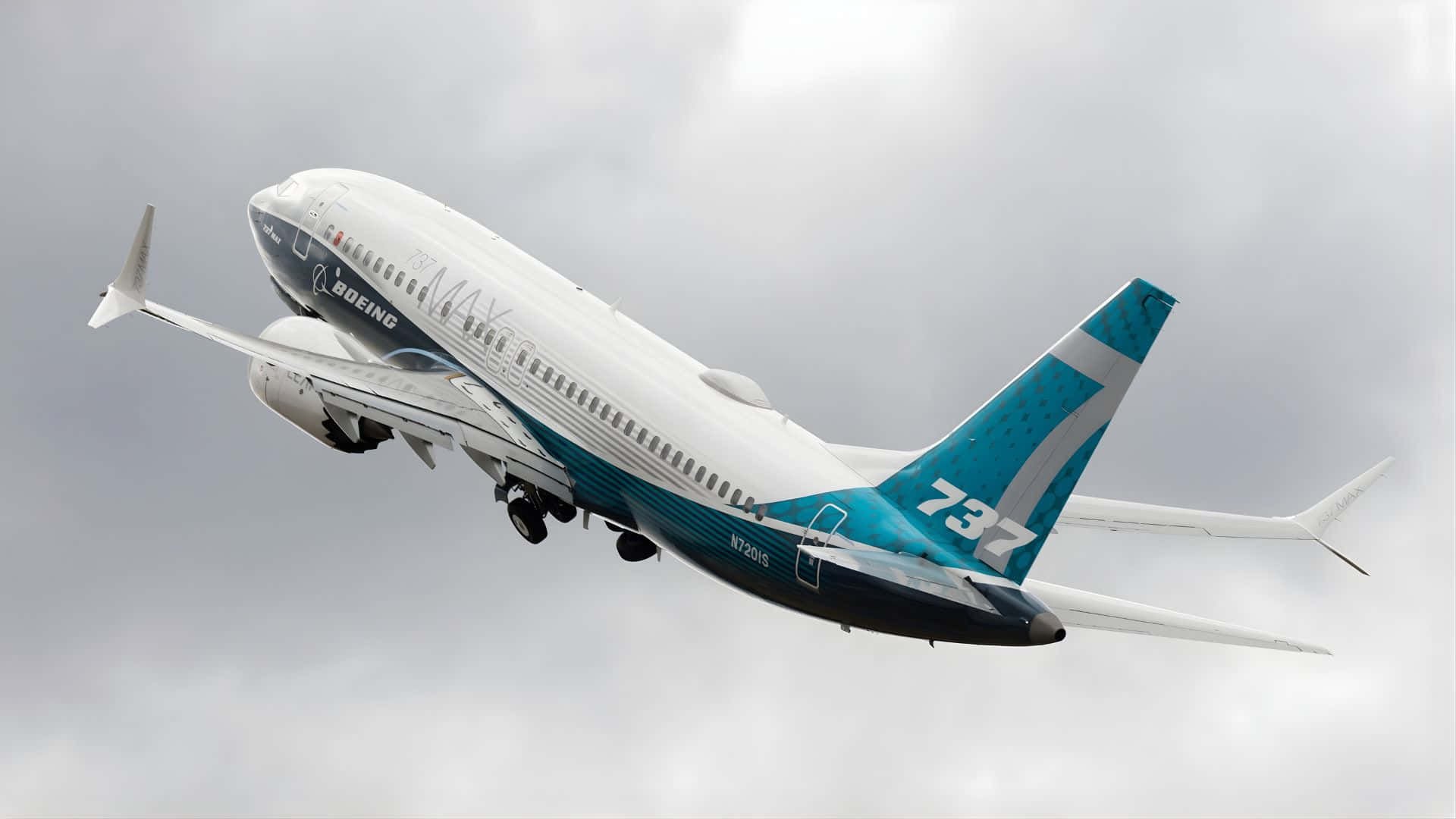 壁紙 — 一架青綠色和白色塗裝的波音737 MAX飛機，在起落架放下的情況下，穿過多雲的天空爬升。