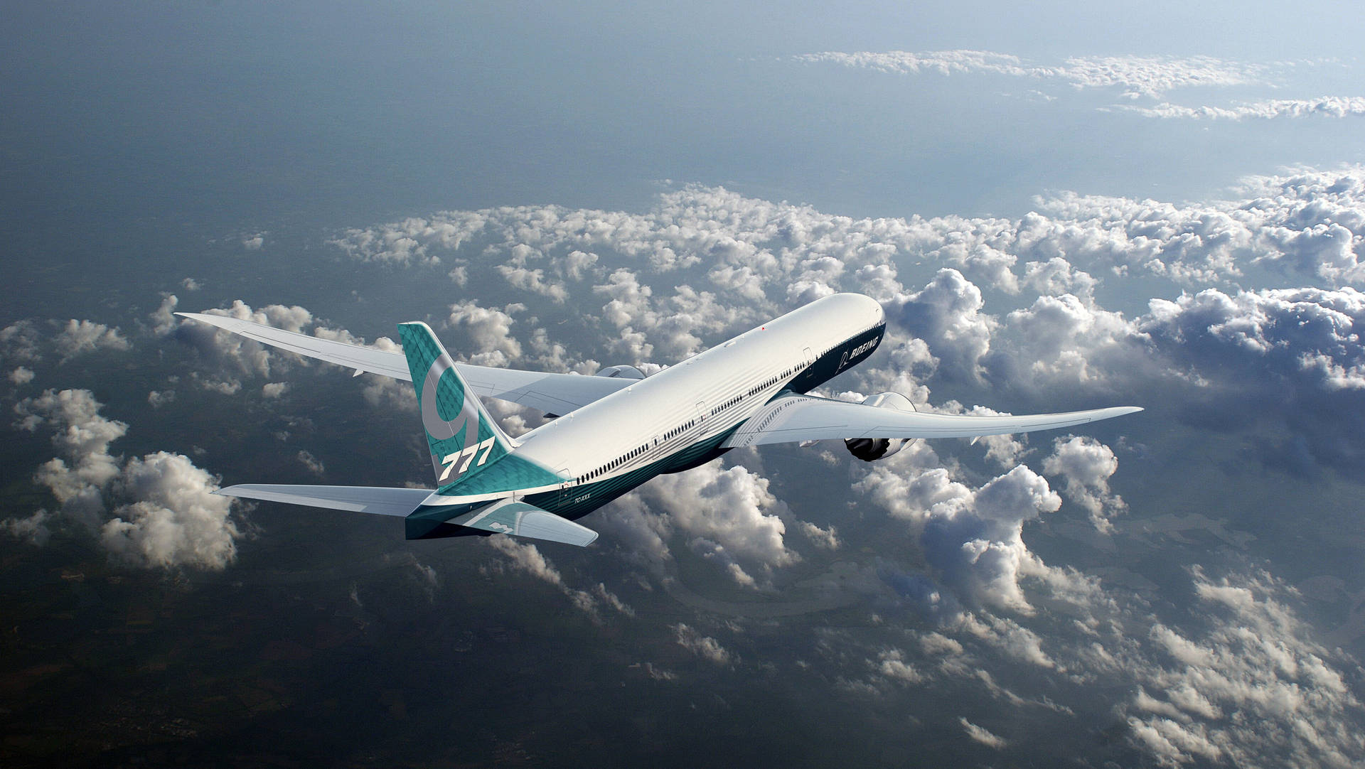 波音777飛機在雲層上方飛行，採用藍白塗裝。