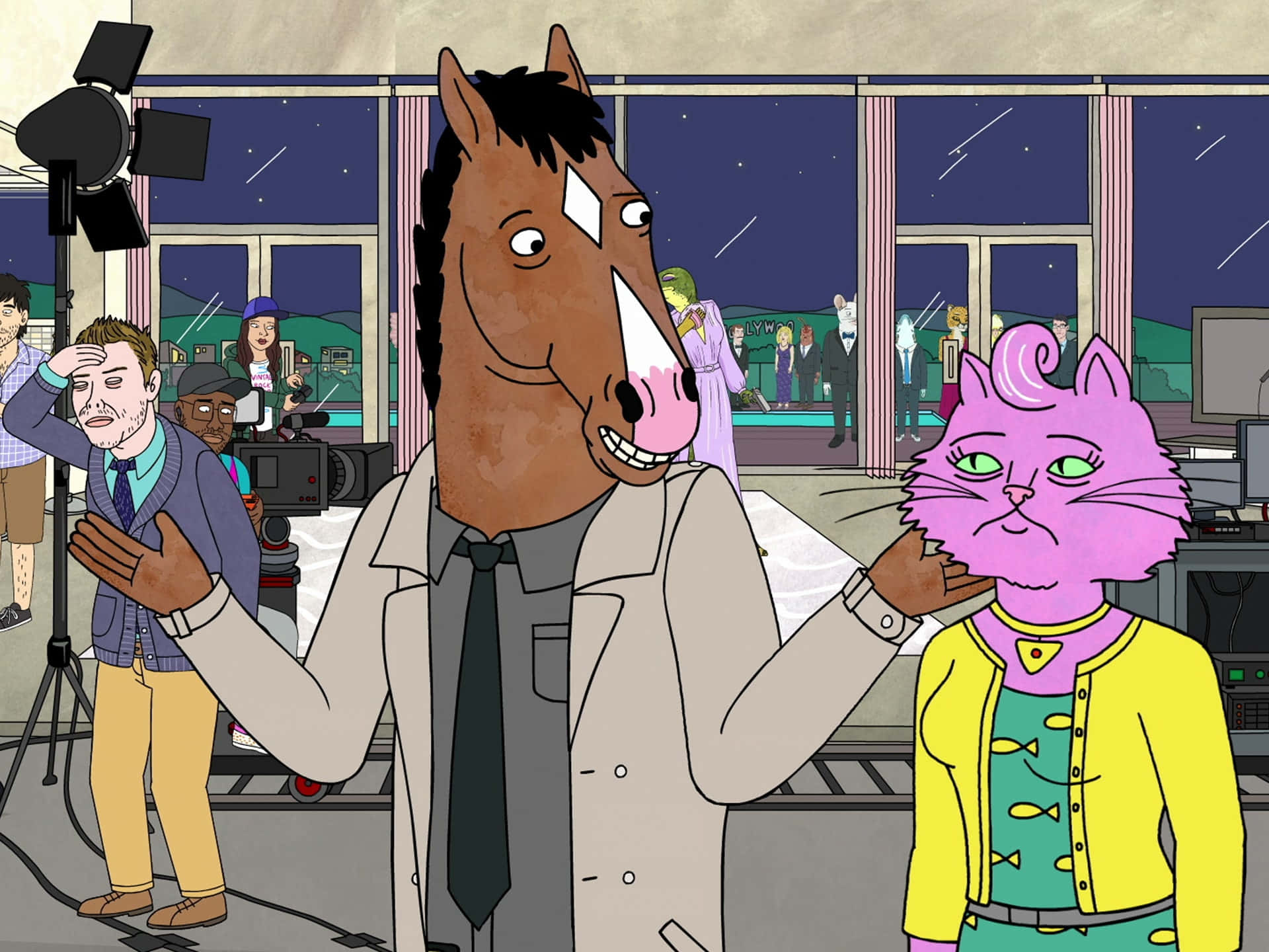 BoJack Horseman 站立抗爭 壁紙 — 一隻穿著西裝的卡通馬和一隻穿著黃色外套的粉紅色貓在夜間拍攝期間站在有攝像機和工作人員的攝影棚裡。