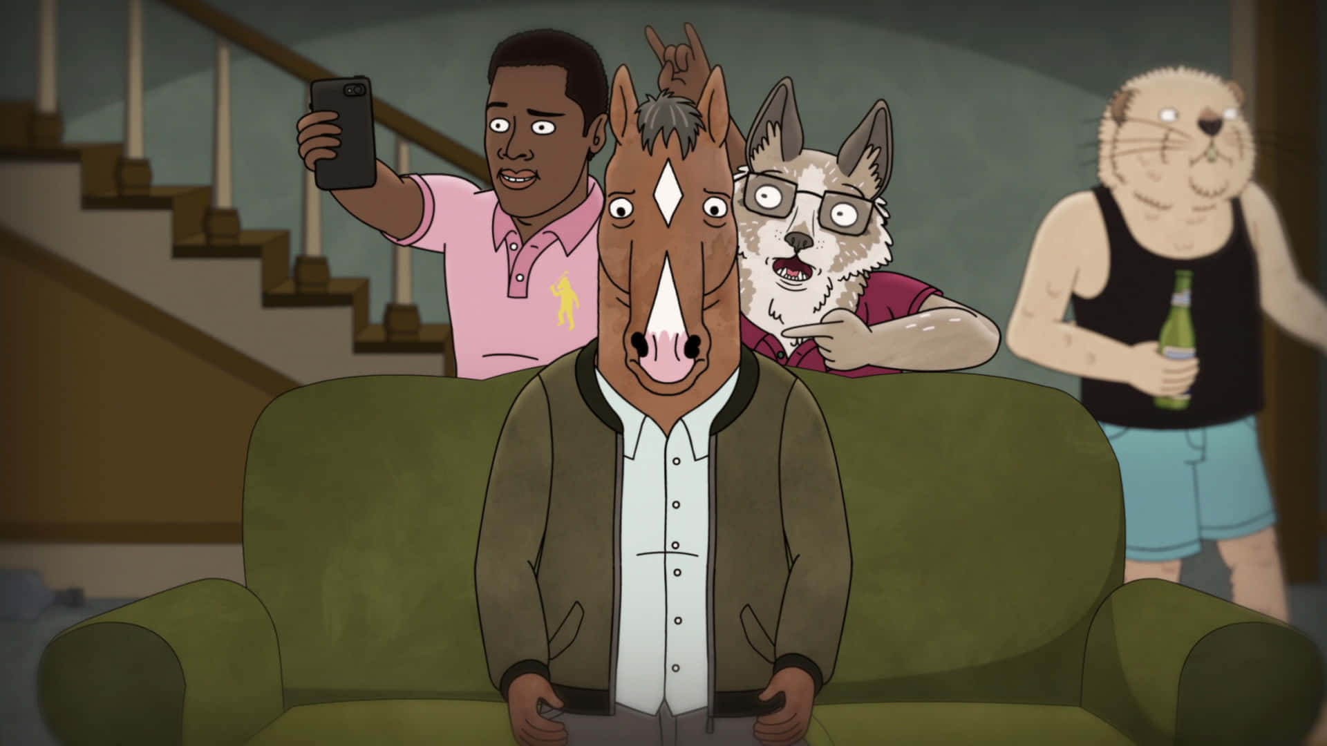 BoJack Horseman 面對人生挑戰 壁紙 — 一個馬頭男人坐在綠色梳化上，三個朋友在昏暗的客廳中自拍。
