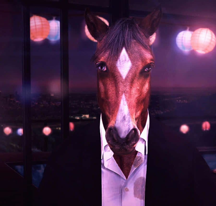BoJack Horseman享受他最好的生活 壁紙 — 一匹穿著西裝的馬在夜晚霓虹燈閃爍的城市景觀前直視觀眾。