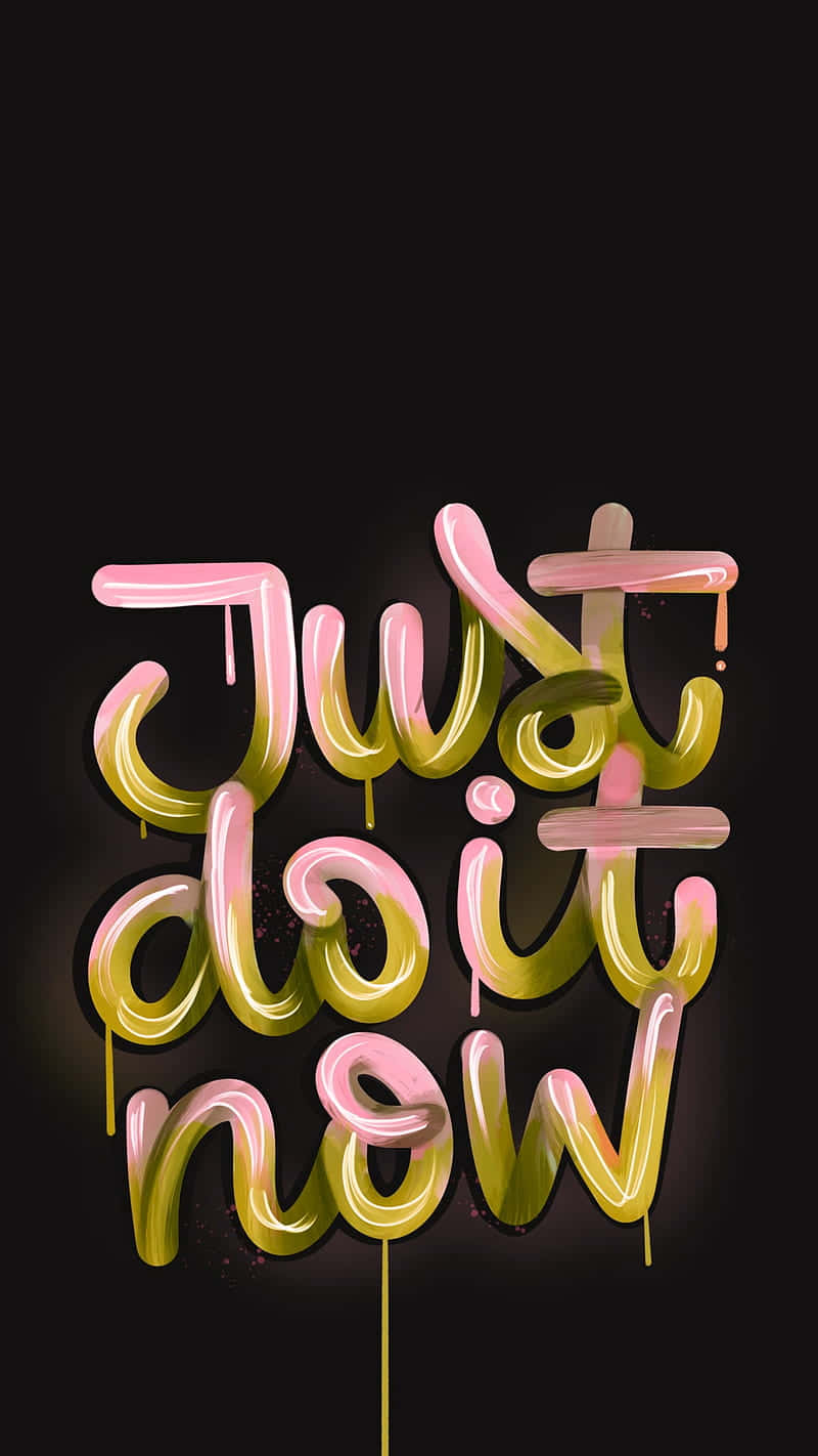  壁紙 — 粗體3D文字「Just do it now」以粉紅色和金色滴落效果呈現在黑色背景上。