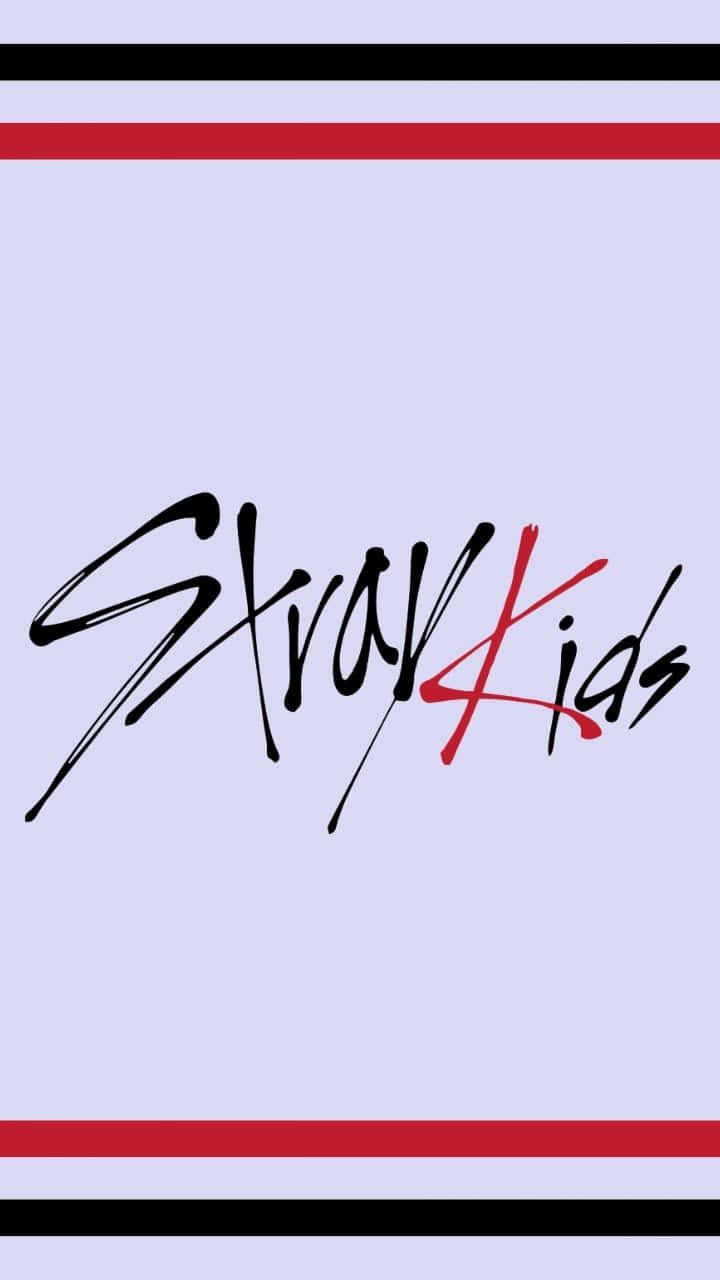 壁紙 — 大膽的黑紅 'Stray Kids' 標誌，以風格化字體居中顯示在帶有水平條紋的淺紫色背景上。