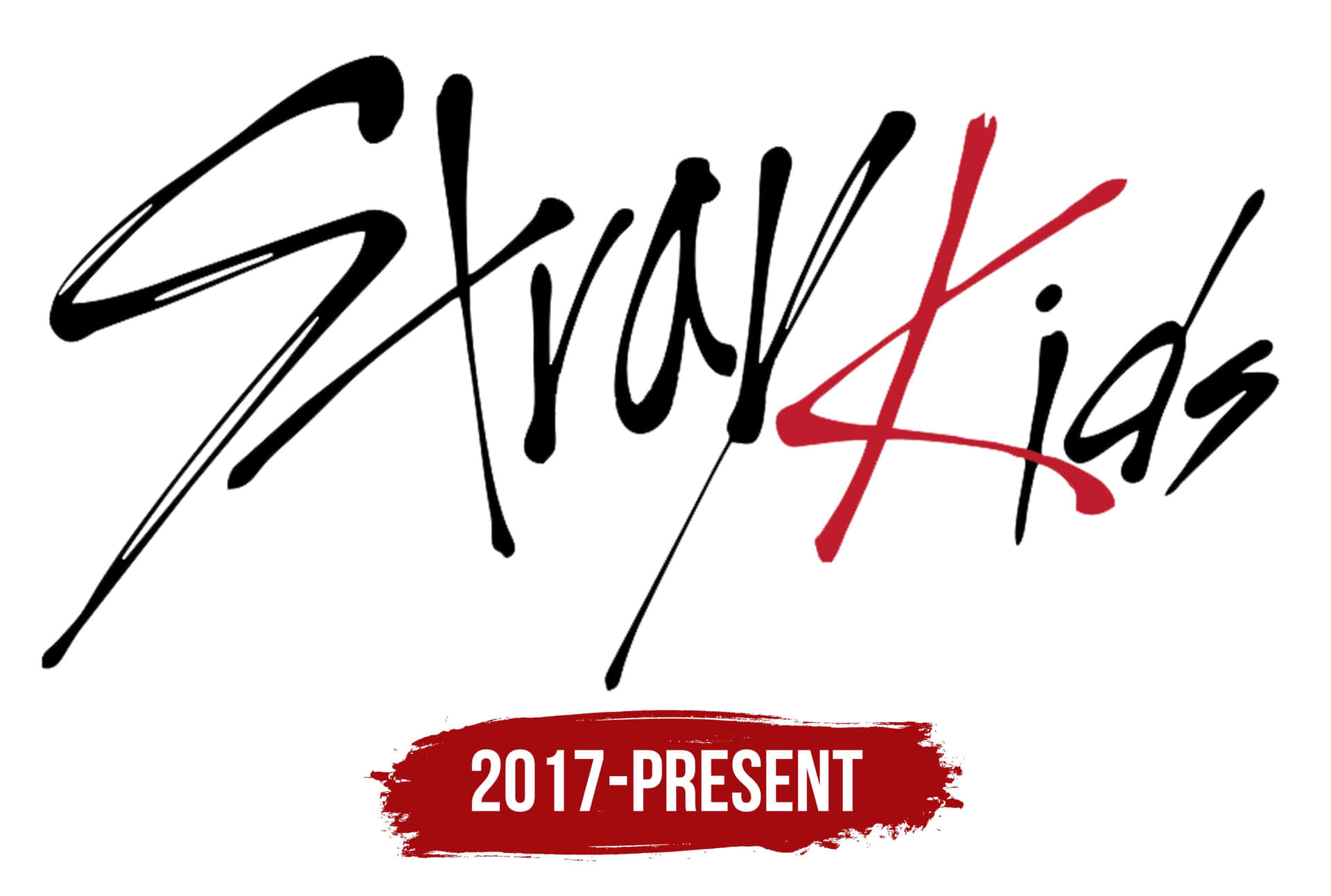  壁紙 — 大膽的黑紅風格化Stray Kids標誌，白色背景上帶有書法筆觸的紅色橫幅，寫著2017年至今。