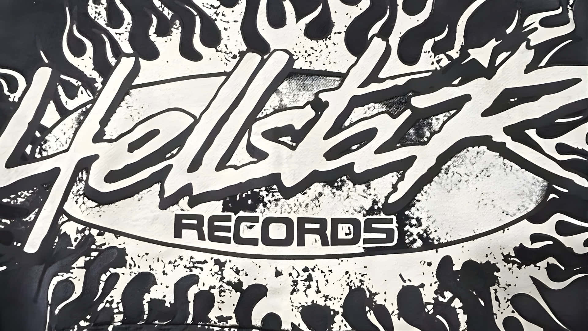  壁紙 — 大膽的黑白塗鴉風格 'Hellkat Records' 標誌，帶有火焰圖案，印在紋理布料上。
