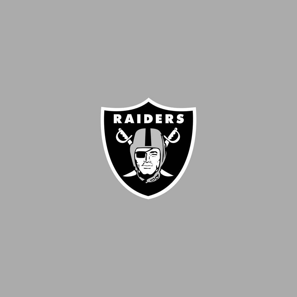 極簡奧克蘭突襲者隊標誌 壁紙 — 一個大膽的黑白 Raiders 標誌居中在純灰色背景上。