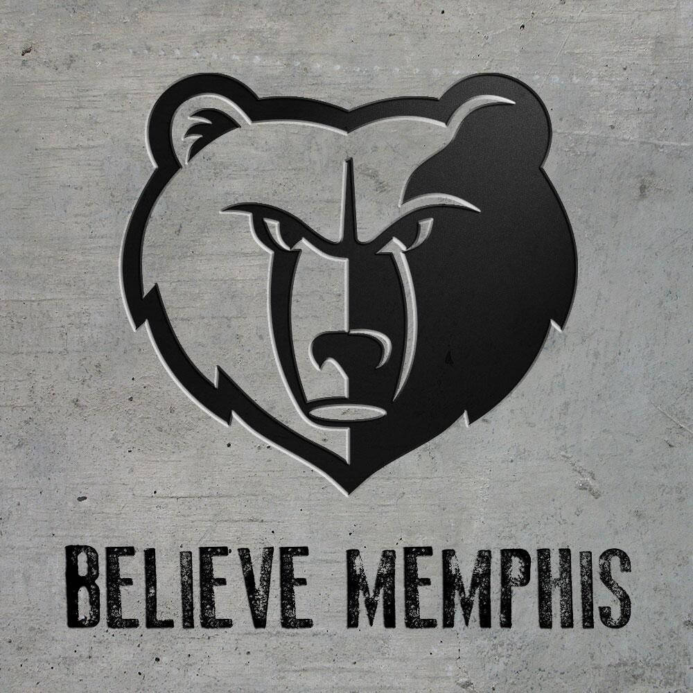 黑色熊頭標誌，混凝土牆上帶有Believe Memphis文字。