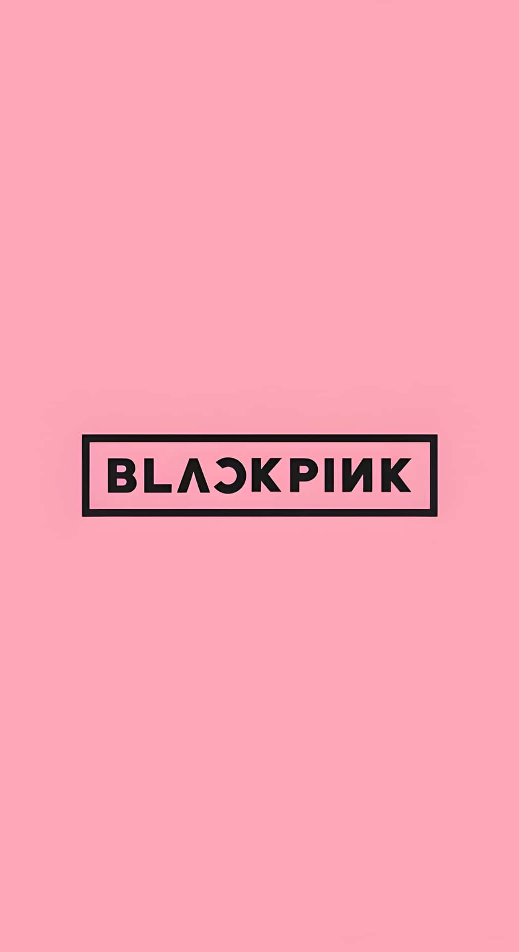  壁紙 — 粗體黑色 'BLACKPINK' 標誌居中於一個薄矩形內，背景為純色粉彩粉紅色。