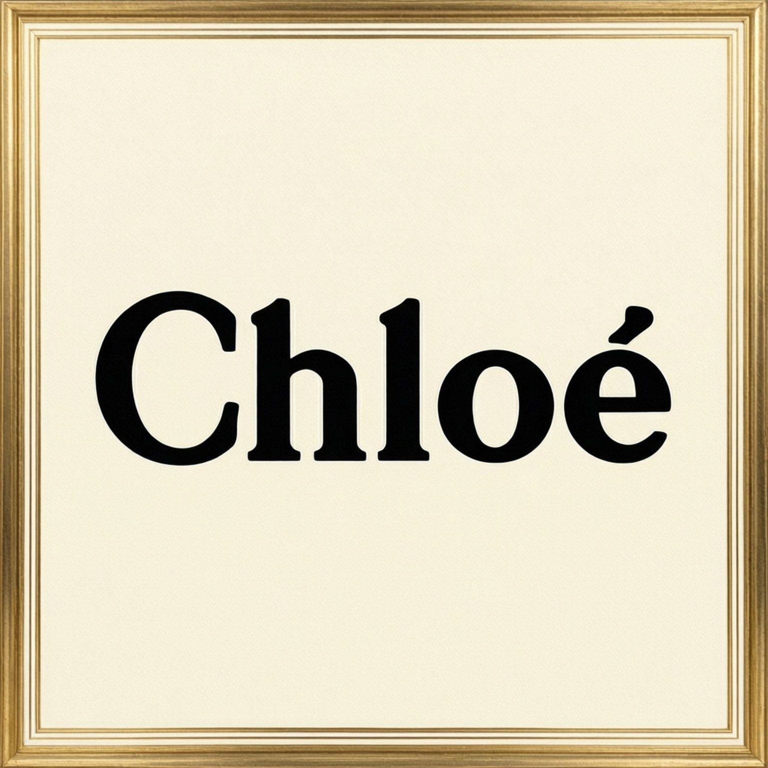 chloe 桌布 壁紙 — 金色相框內，奶油色背景中央有粗體黑色 Chloé 文字。