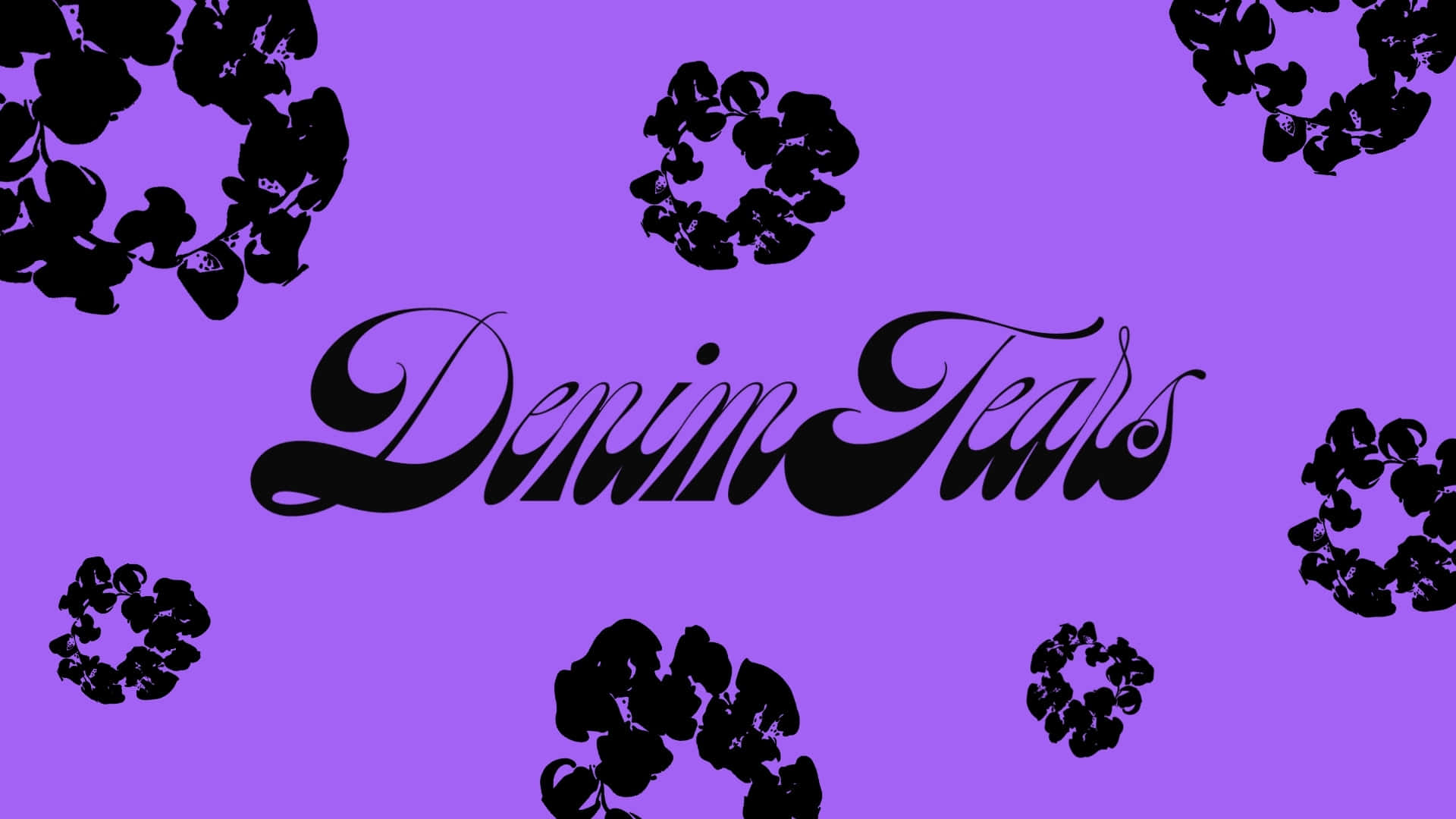  壁紙 — 大膽的黑色手寫文字 Denim Tears 漂浮在充滿活力的紫色背景上，背景點綴著散落的花環剪影。