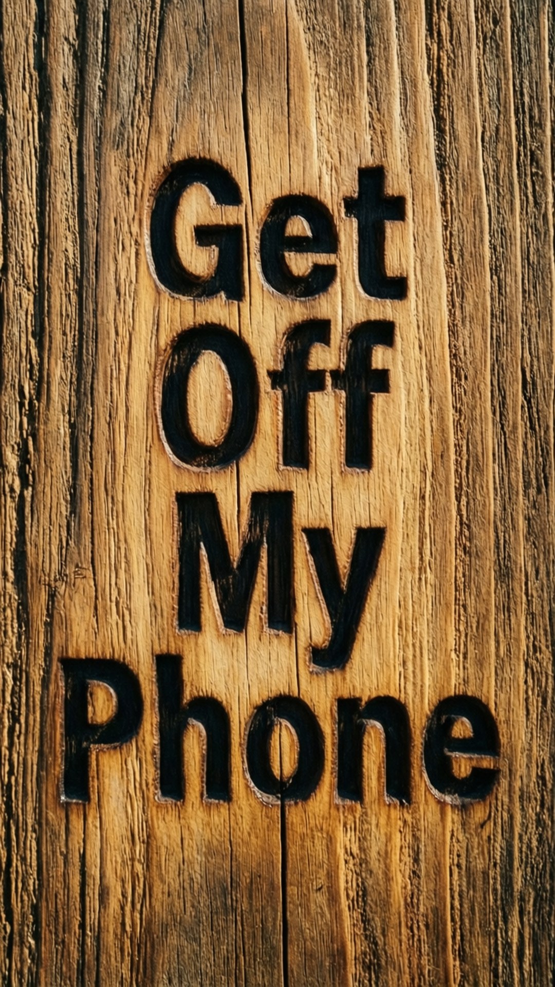 離開我手機 桌布 壁紙 — 粗體黑色文字「Get Off My Phone」刻在風化木板上，帶有天然木紋紋理。