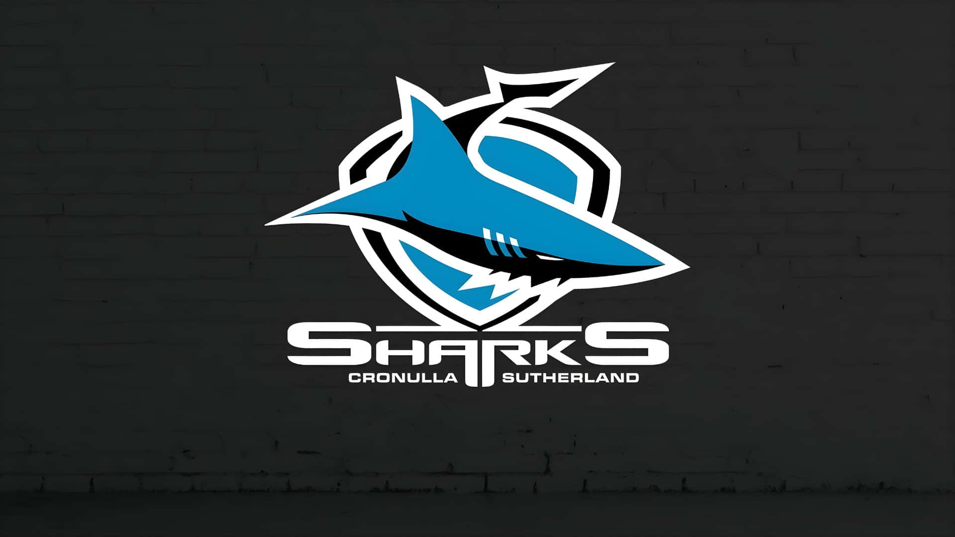  壁紙 — 一個大膽的藍白鯊魚標誌，帶有 'SHARKS' 文字，安裝在深灰色磚牆上。