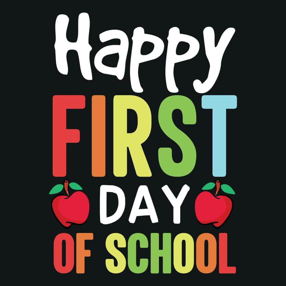  壁紙 — 黑色背景上，粗體彩色文字寫著「Happy First Day of School」，紅色蘋果在「DAY」兩側。
