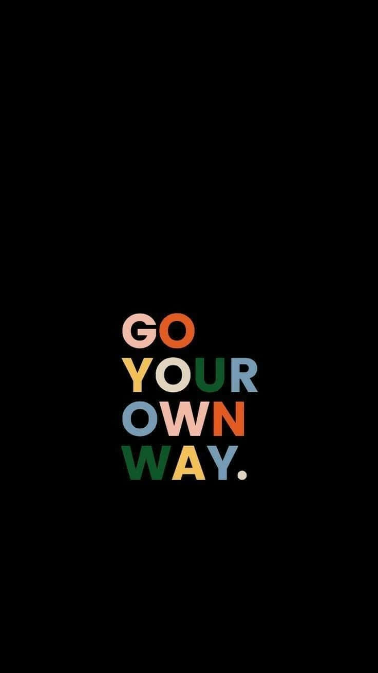  壁紙 — 粗體彩色文字寫著「GO YOUR OWN WAY」，居中在純黑色背景上。