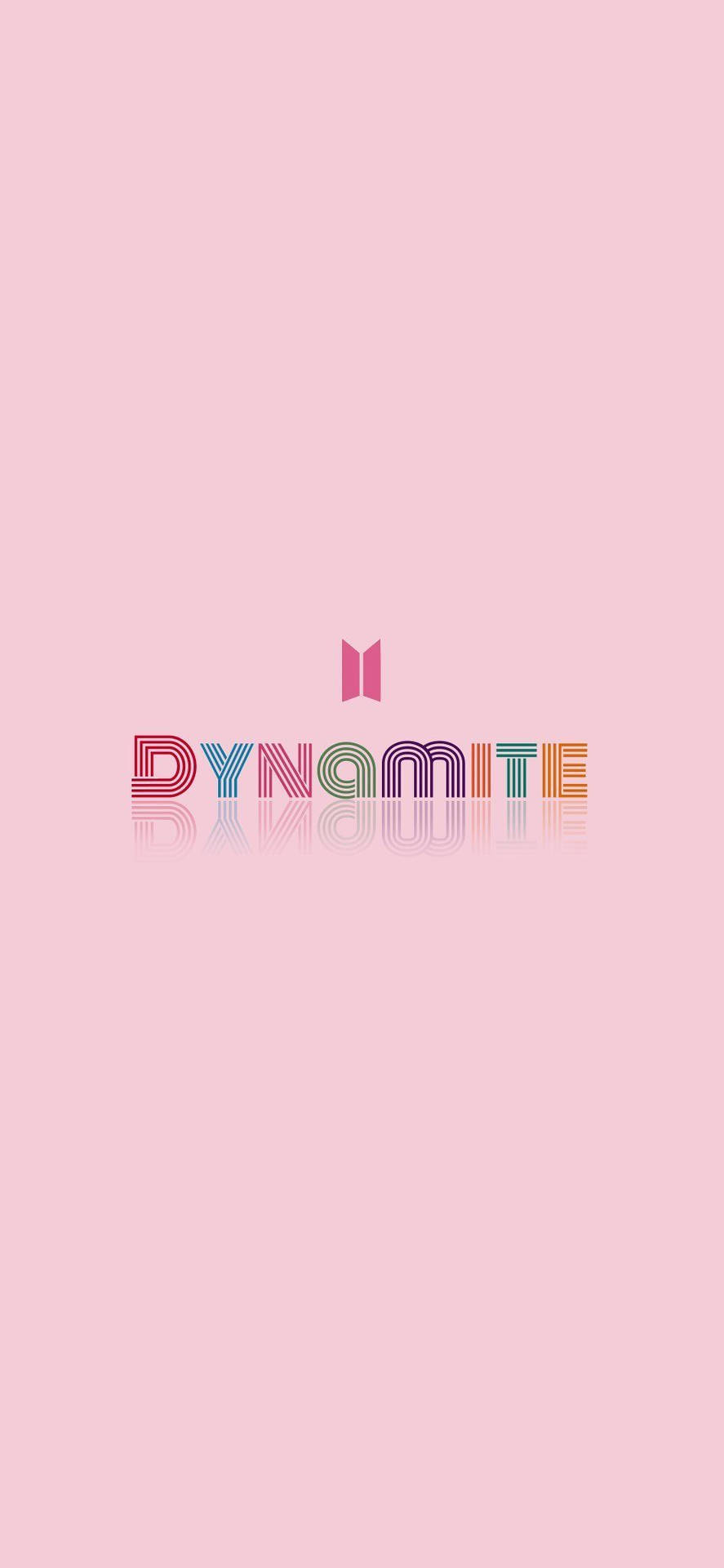 BTS Dynamite標誌，帶有彩虹漸變文字和反射效果，粉紅背景。