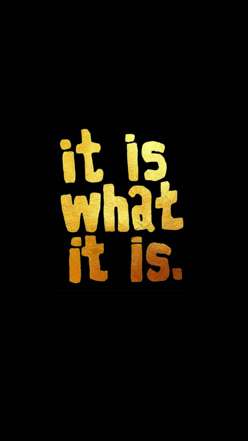  壁紙 — 大膽的金色紋理文字在 stark 黑色背景上顯示「it is what it is.」。