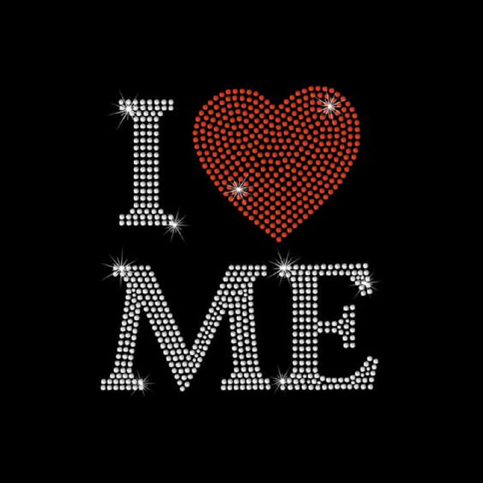  壁紙 — 黑色背景上由閃亮水鑽形成的粗體「I ❤️ ME」文字，帶有閃爍的星爆效果。