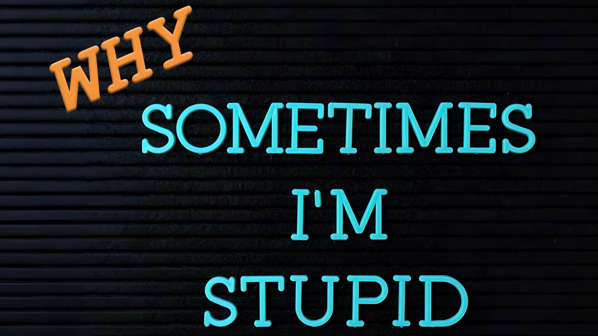  壁紙 — 粗體霓虹字母在深色紋理背景上拼出「WHY SOMETIMES I'M STUPID」。