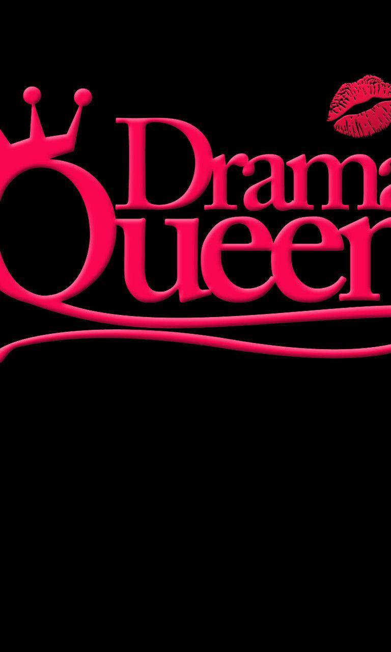 黑色背景上帶有皇冠和唇印的粉紅色「Drama Queen」文字。
