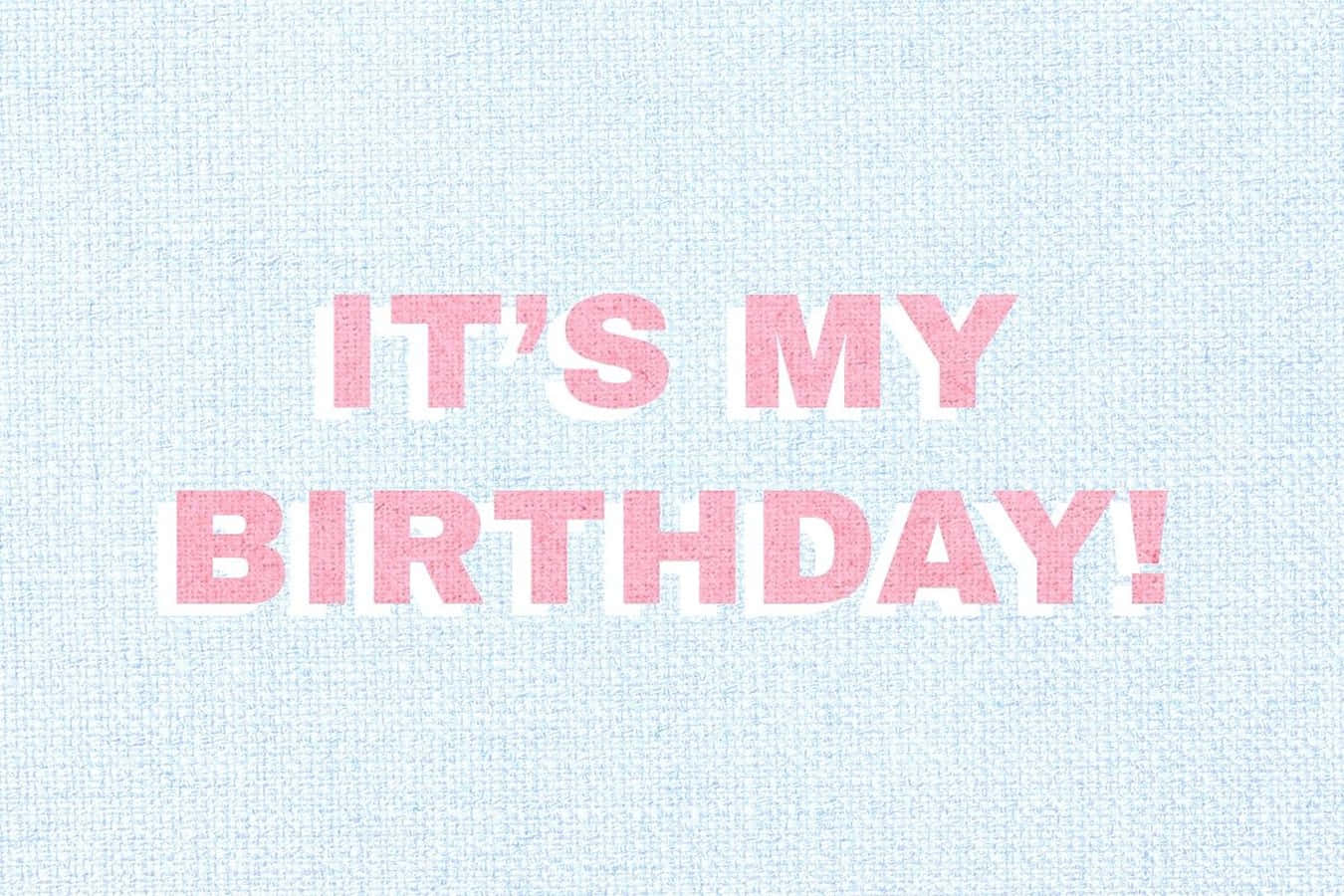 粗體慶祝生日文字 壁紙 — 大膽的粉紅色文字在紋理淺藍色布料背景上宣告這是我的生日。
