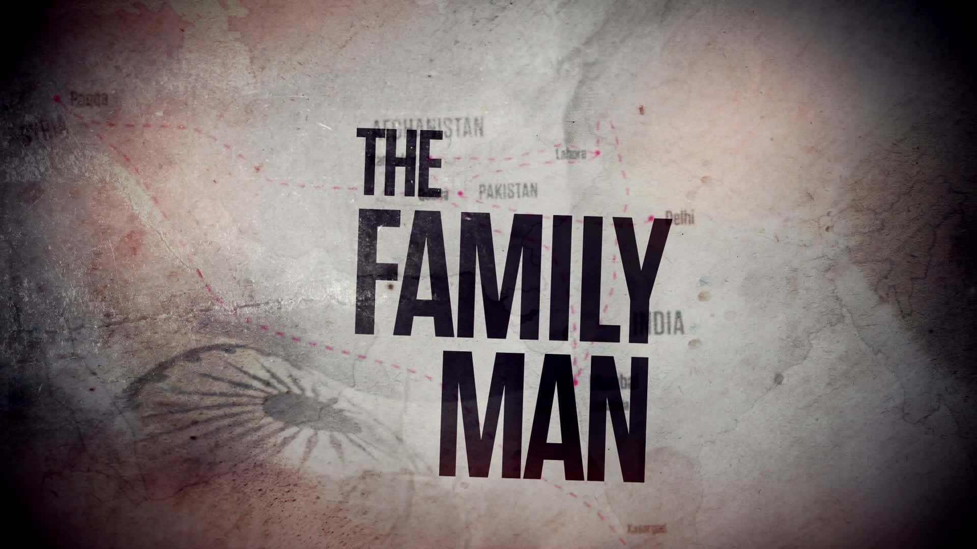  壁紙 — 粗體文字寫著「THE FAMILY MAN」，背景是帶有紋理的地圖，顯示南亞國家，並有模糊的紅線和陰影車輪符號。