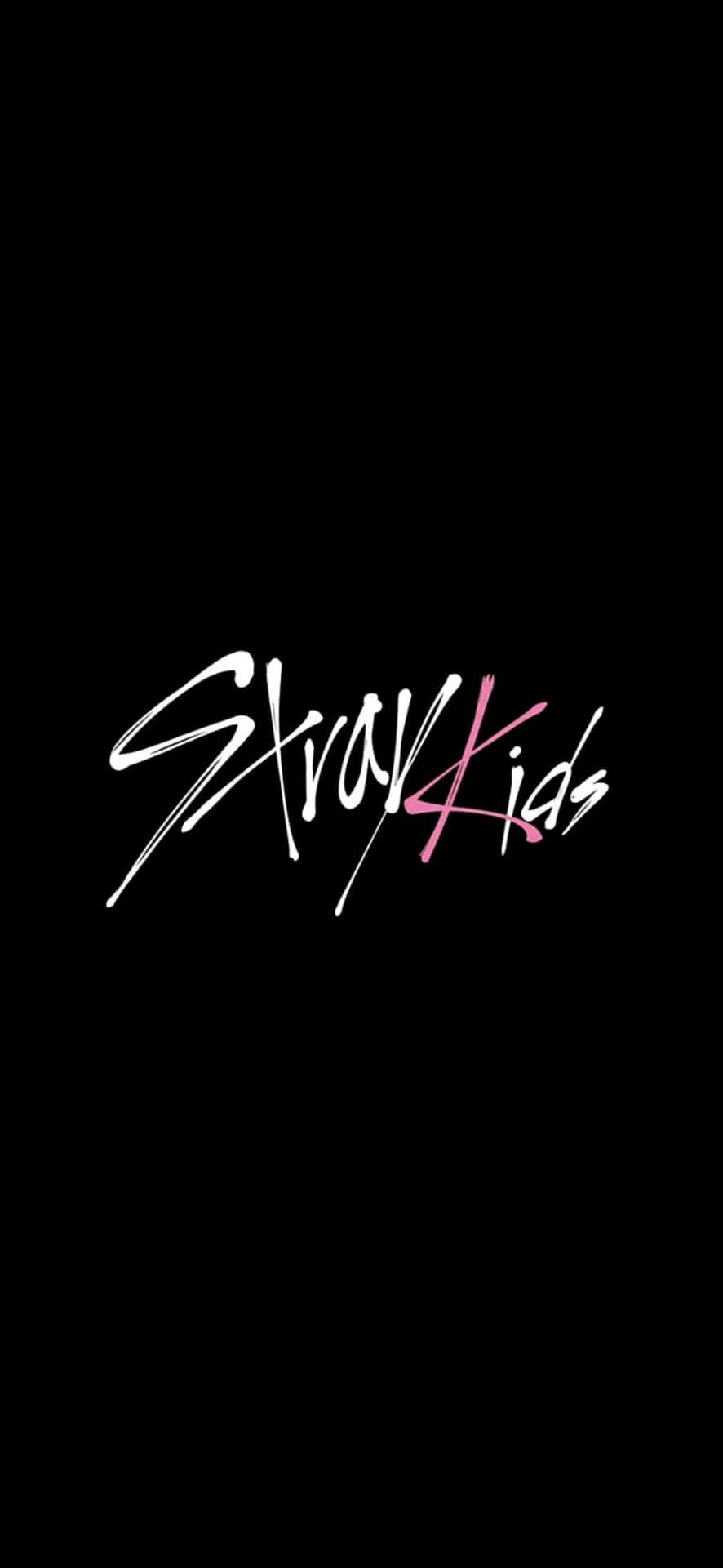  壁紙 — 在純黑色背景上，以粗體白色和粉紅色風格化文字拼寫 Stray Kids。