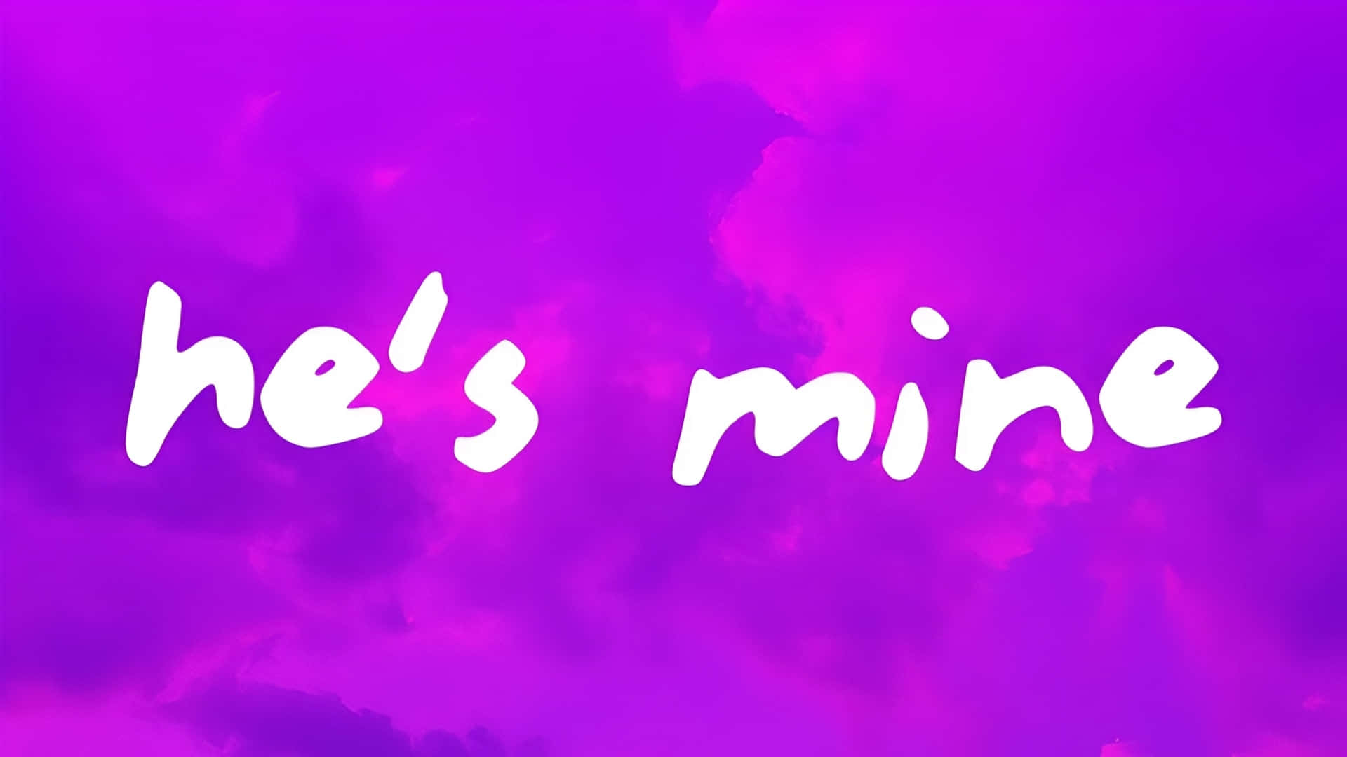  壁紙 — 粗體白色草書文字「he's mine」漂浮在充滿活力的紫色和洋紅色多雲天空中。