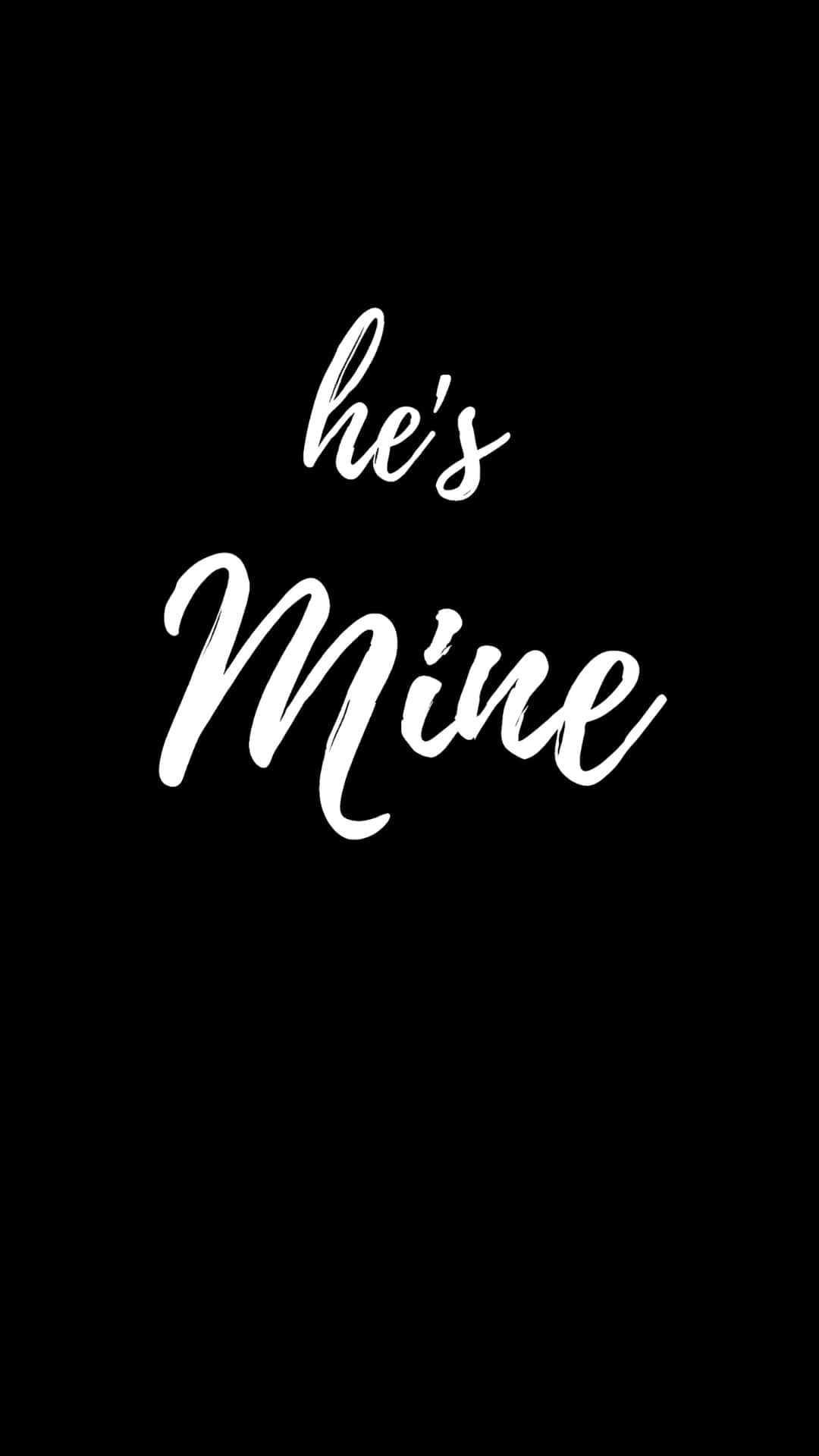  壁紙 — 粗體白色草書文字 he's Mine 在純黑色背景上突出顯示。