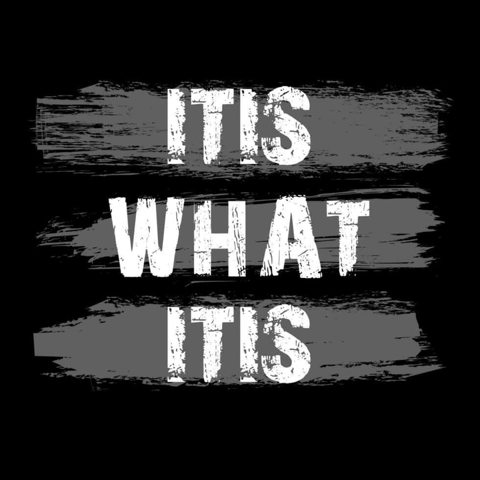  壁紙 — 粗體白色磨損文字在黑色和灰色筆觸背景上顯示 itis what itis。