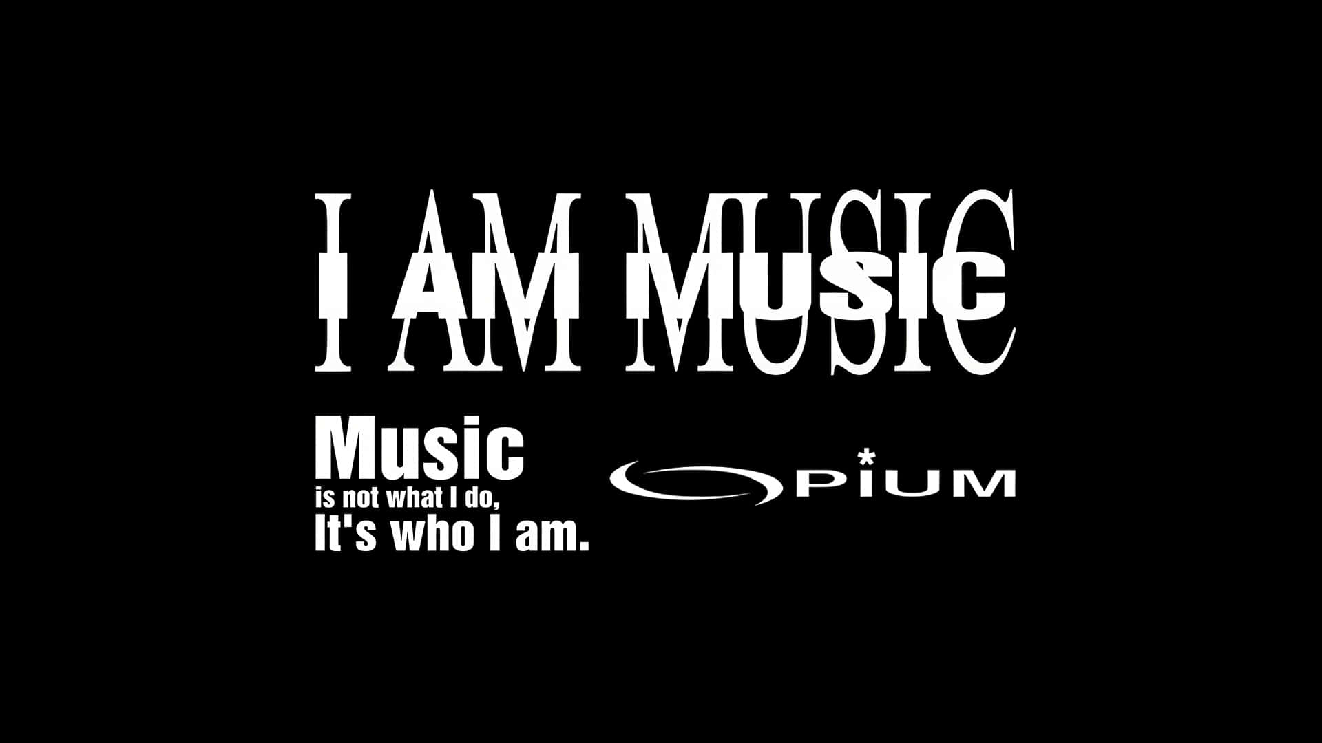  壁紙 — 粗體白色文字在純黑色背景上宣告「I AM MUSIC」，下方有較小的標語和標誌。