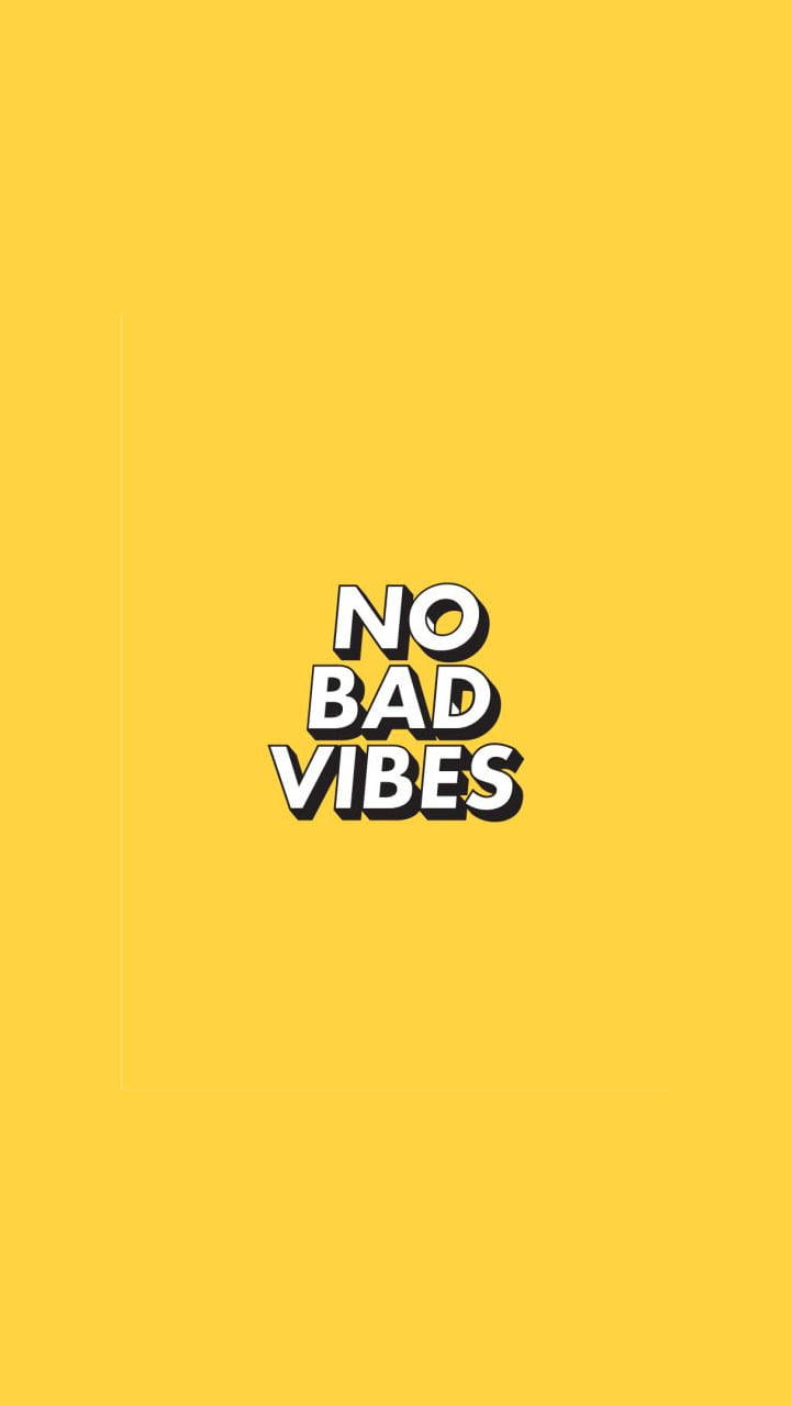 無負面能量基礎黃色壁紙 壁紙 — 粗體白色文字寫著「NO BAD VIBES」，居中於純黃色背景上。