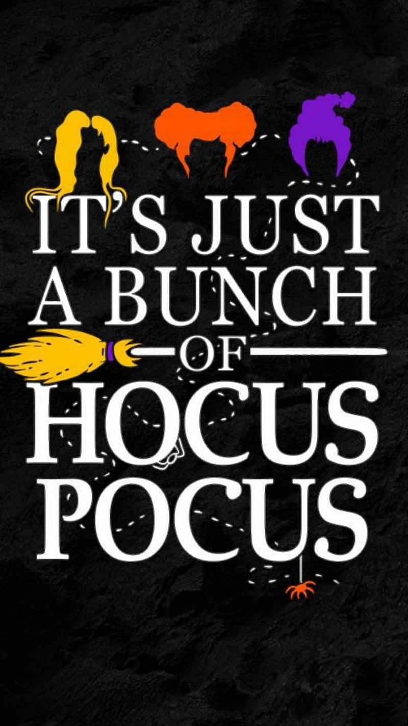  壁紙 — 粗體白色文字寫著「IT'S JUST A BUNCH OF HOCUS POCUS」，背景為黑色紋理，配有色彩繽紛的女巫剪影和掃帚。