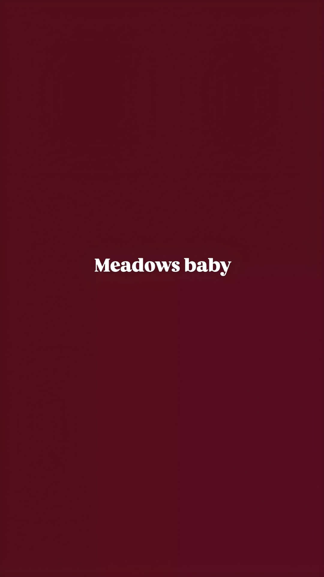  壁紙 — 粗體白色文字「meadows baby」居中顯示在純深栗色背景上。