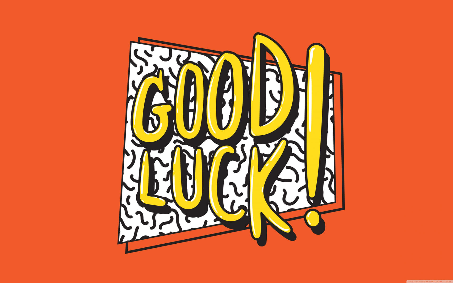  壁紙 — 大膽的黃色「GOOD LUCK!」漫畫風格文字在帶有白色圖案面板的鮮豔橙色背景上突出顯示。