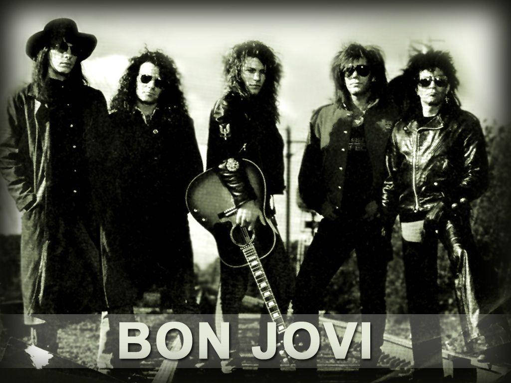 Bon Jovi 樂隊成員身穿皮褸和太陽眼鏡，手持結他擺姿勢。