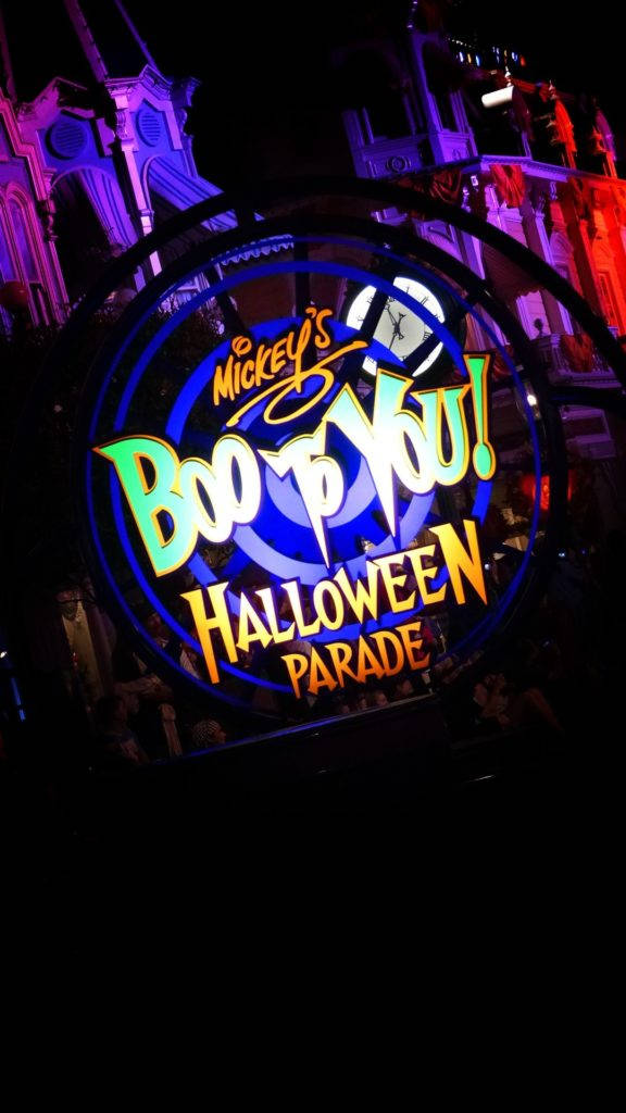 夜晚米奇的「Boo to You」萬聖節遊行霓虹招牌。