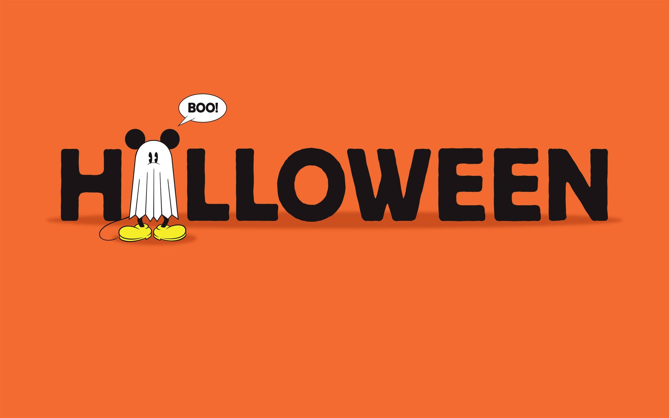 萬聖節米奇筆電壁紙 - 米奇說 Boo 壁紙 — 一個卡通鬼魂，戴著米奇老鼠耳朵和黃色鞋子，從橙色背景上「HALLOWEEN」的字母H後面探出頭來。