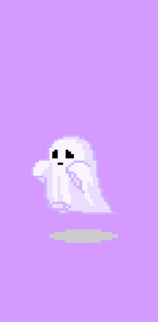 「Boo! - 一隻可愛的小鬼」 壁紙 — 一個可愛的像素化鬼魂，黑色眼睛，漂浮在純色薰衣草背景上。