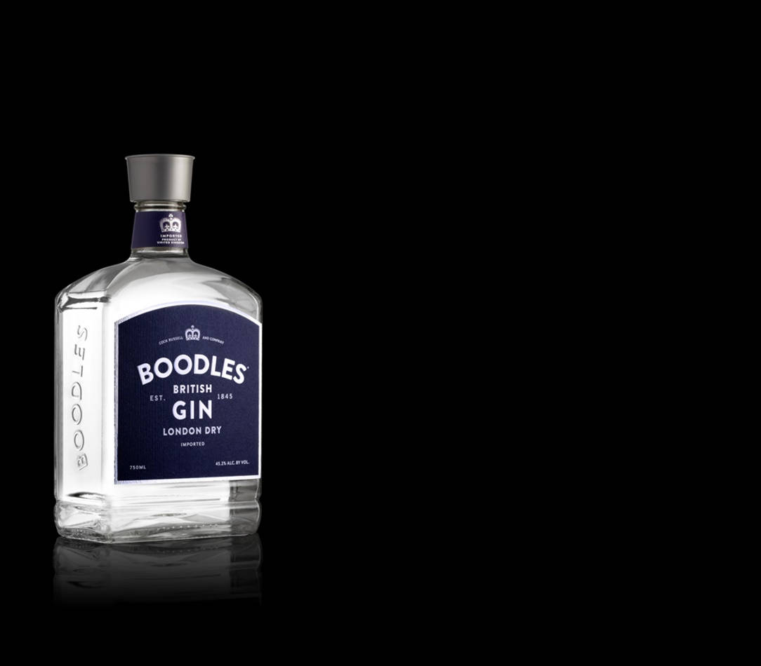 Boodles倫敦乾式金酒黑色背景 壁紙 — 一瓶清澈的Boodles British Gin玻璃瓶，在純黑背景上孤立呈現，帶有微妙的倒影。