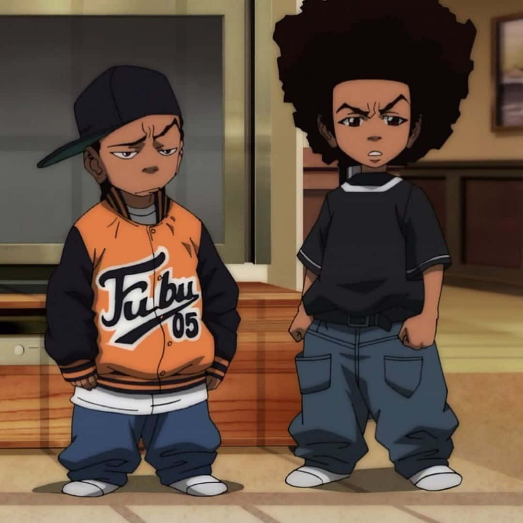 《Boondocks》寬鬆褲頭像 壁紙 — 兩個動畫男孩面帶憤怒表情，穿著都市街頭服飾和帽子，站在室內。