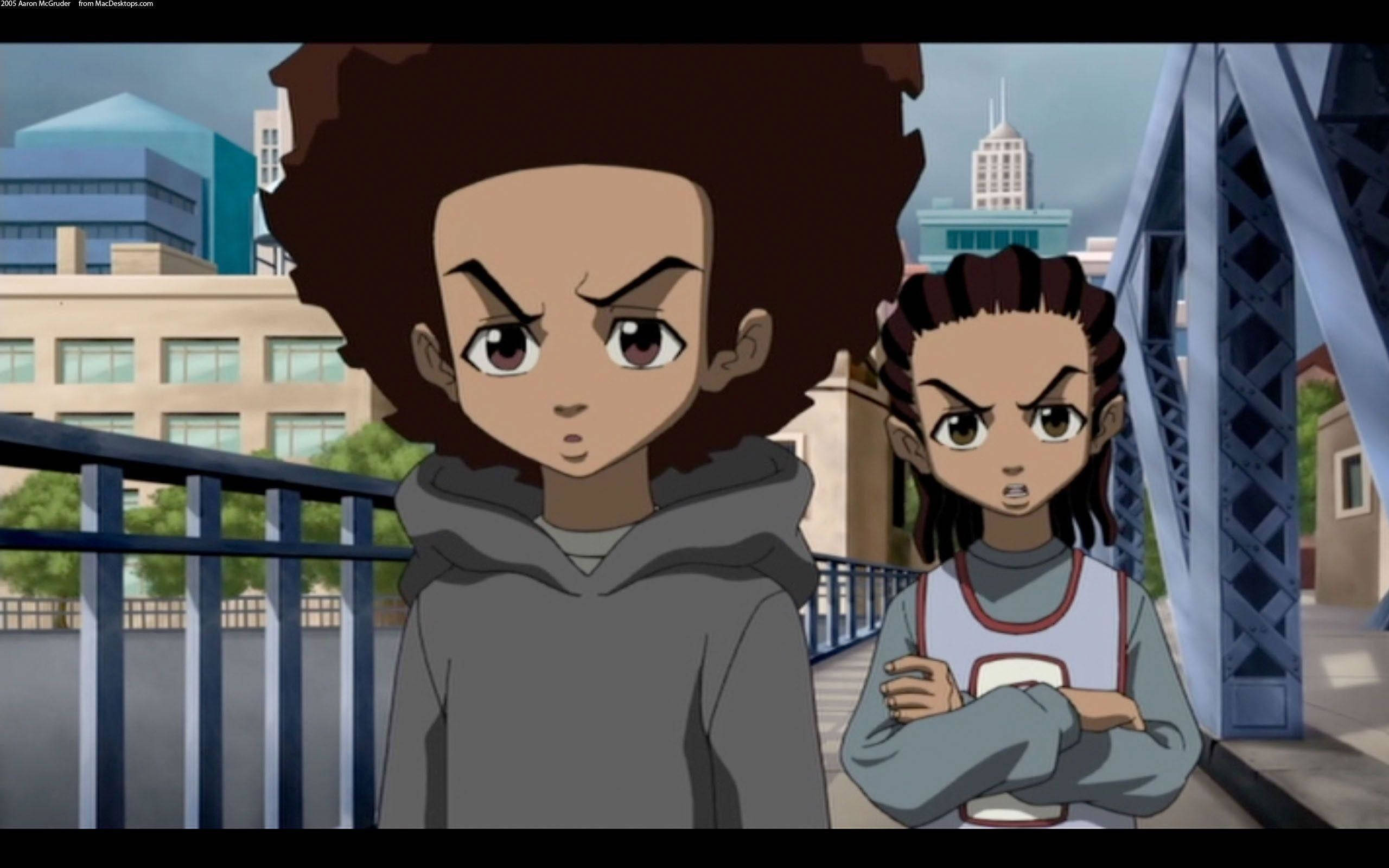 《Boondocks》兄弟 壁紙 — 兩個動畫青少年帶著憤怒的表情站在一座橋上，俯瞰著現代建築的城市景觀。