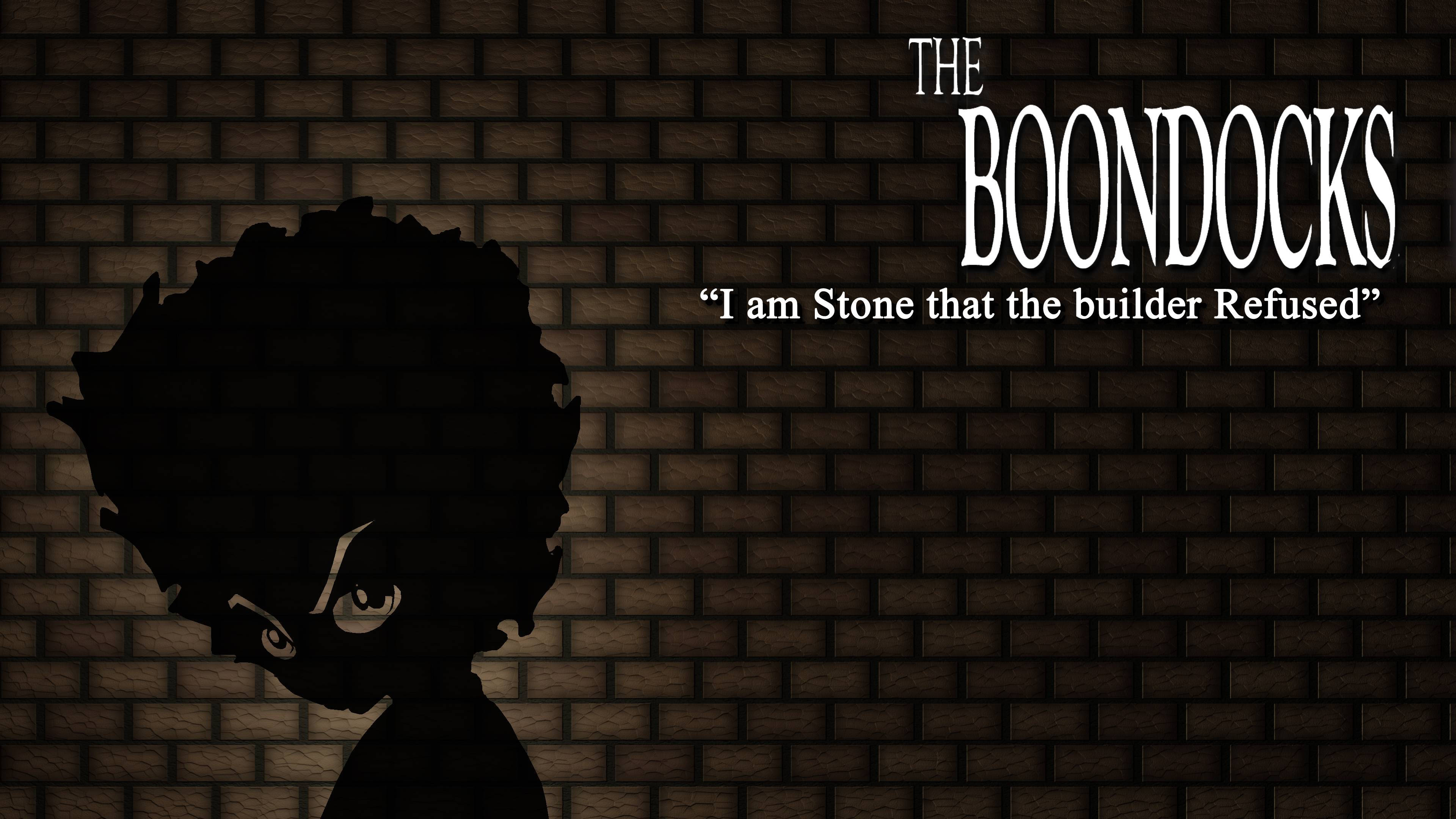 《Boondocks》胡伊·弗里曼名言 壁紙 — 一個帶有非洲式髮型和銳利眼神的角色黑色剪影，站在磚牆前，牆上有標題 The Boondocks 和引文 I am Stone that the builder Refused。