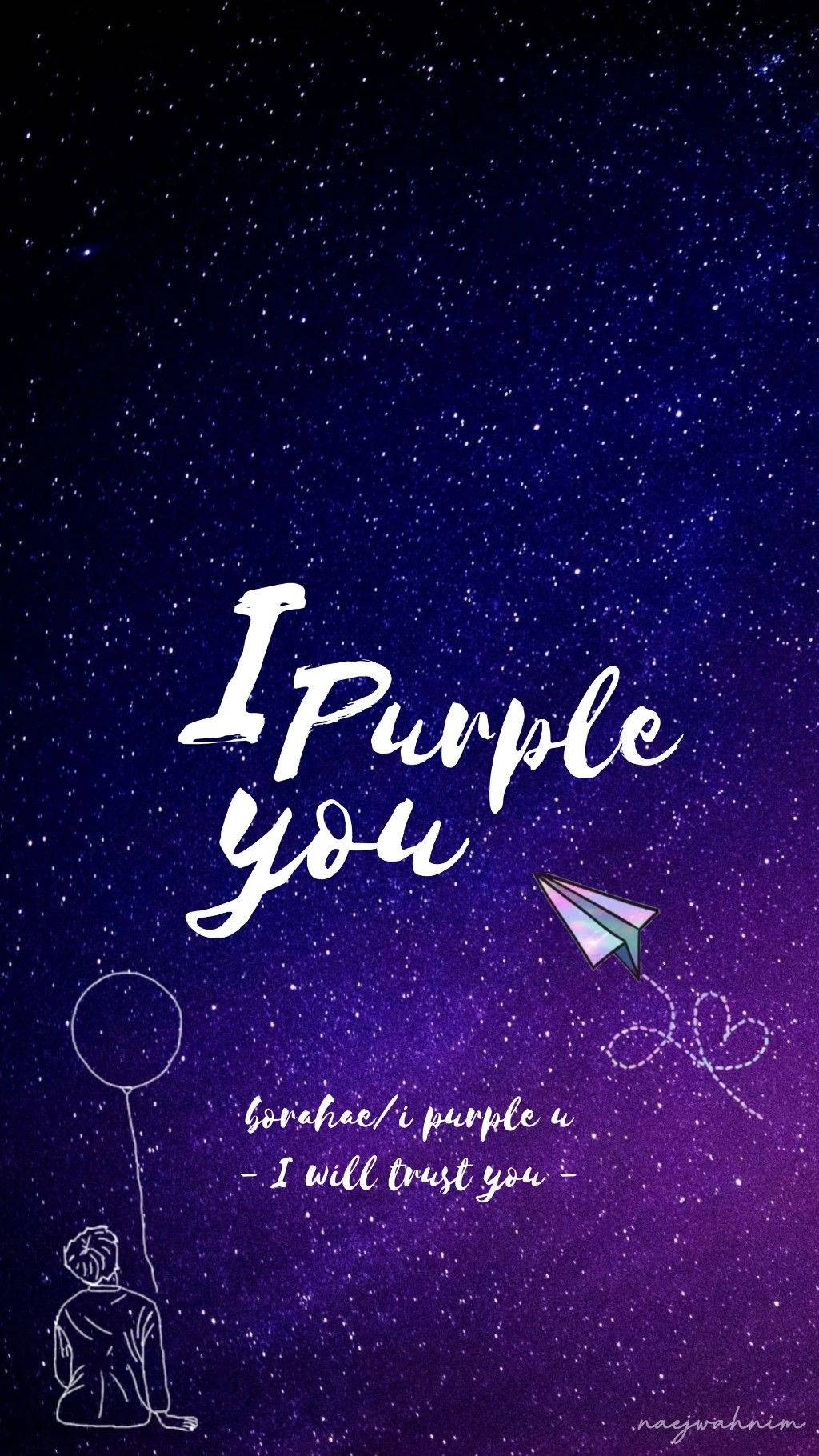 一個人在繁星點點的紫色天空下拿著氣球，有紙飛機和文字「I Purple you」。