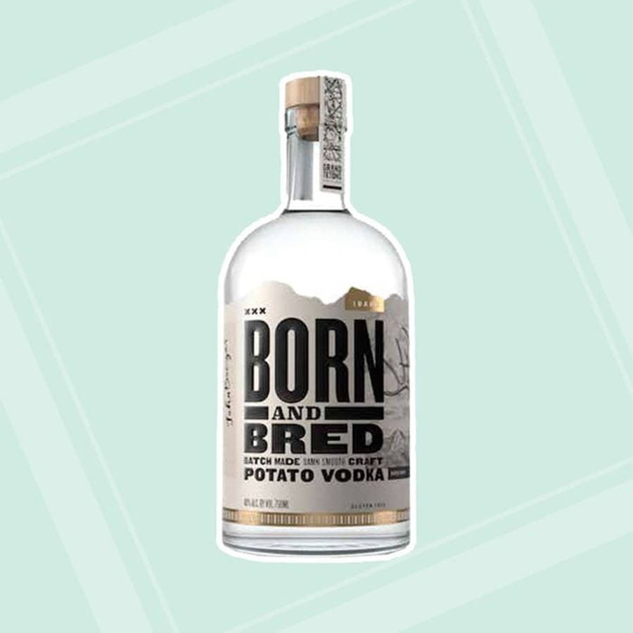 Born And Bred伏特加飲品海報 壁紙 — 一個透明的玻璃瓶裝 Born and Bred 馬鈴薯伏特加，置於柔和的薄荷綠色幾何背景中央。