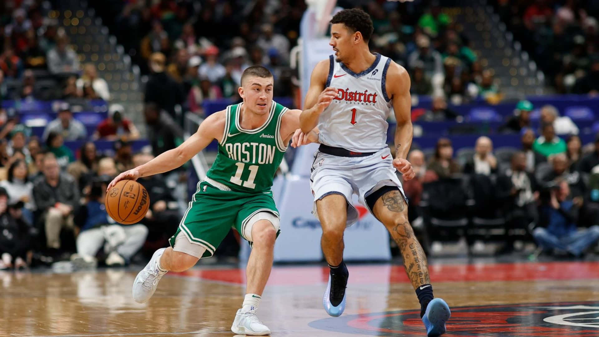  壁紙 — 一位身穿綠色的波士頓塞爾特人球員在激烈的NBA比賽中運球，同時被一位身穿白色的華盛頓巫師球員緊密防守。