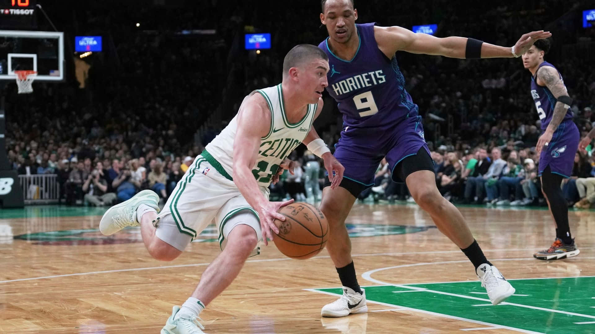  壁紙 — 波士頓塞爾特人球員在激烈的NBA比賽中運球，同時被夏洛特黃蜂球員緊密防守。